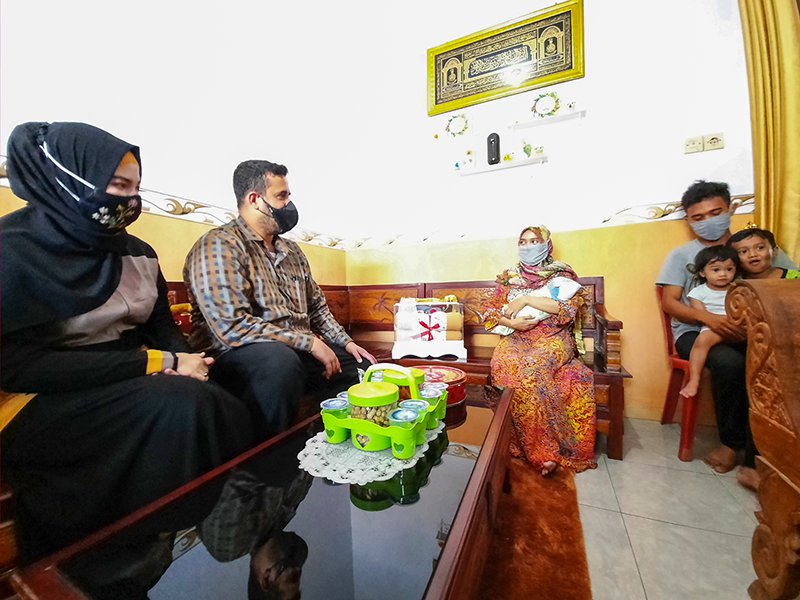 PEMBERIAN. Wali Kota Probolinggo, Hadi Zainal Abidin Bersama Istri Saat Memberikan Kejutan, Kepada Salah Satu Keluarga Yang Anaknya Lahir di Momen Hari Jadi Kota Probolinggo. Foto : Zulkiflie.