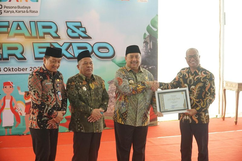 Bupati Jombang Warsubi juga menjalin kerjasama dengan lembaga pelatihan kerja (LPK) dan perusahaan di acara Job Fair dan Career Expo 2025
