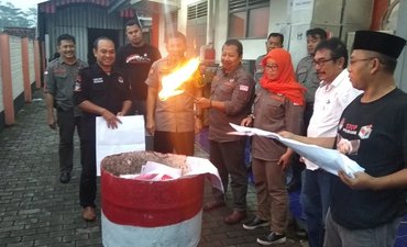 KPU Kota Blitar Bakar 2.084 Surat Suara Rusak kpu-kota-blitar-bakar-2-084-surat-suara-rusak