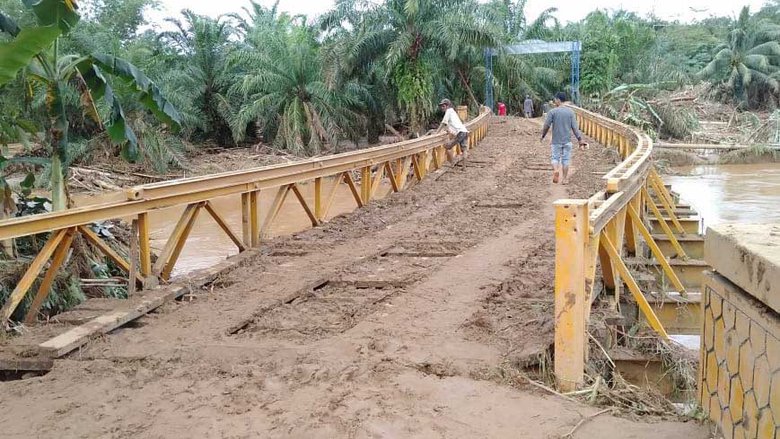 Buka Puasa Pertama Korban Banjir Bengkulu di Bawah Tenda buka-puasa-pertama-korban-banjir-bengkulu-di-bawah-tenda
