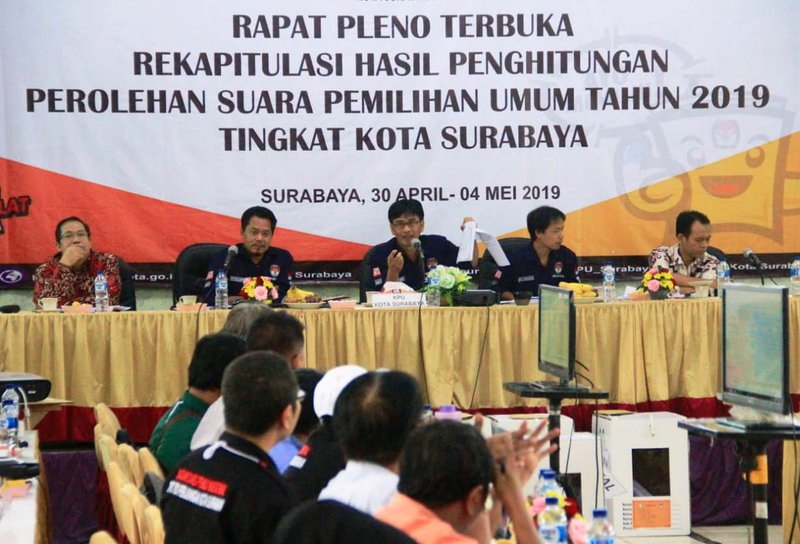 PLENO. Suasana rapat pleno KPU Kota Surabaya. Setelah menuntaskan perhitungan suara, sejumlah nama caleg dipastikan lolos ke DPRD Kota Surabaya. Foto: Lathifiyah.