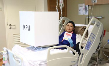 Ani Yudhoyono Gunakan Hak Suaranya di Rumah Sakit ani-yudhoyono-gunakan-hak-suaranya-di-rumah-sakit
