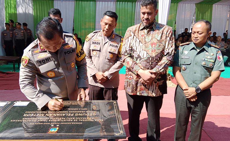 KAPOLDA JATIM SAAT MELAKUKAN TANDA TANGAN PRASASTI