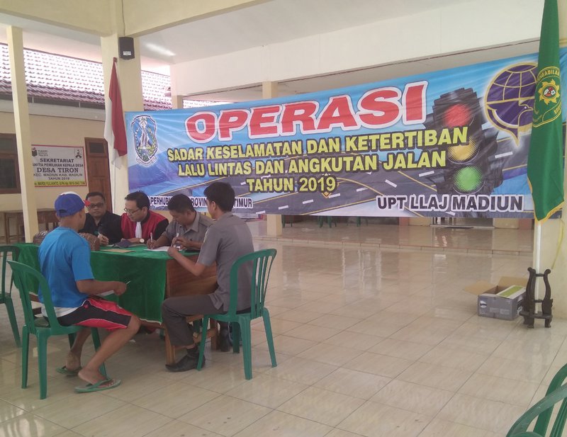 SIDANG di TEMPAT. Pelanggar aturan berlalu lintas yang terjaring razia kendaraan di jalur Madiun-Nganjuk langsung disidangkan oleh hakim. Kesadaran pengendara dianggap meningkat. Foto: Nd. Nugroho