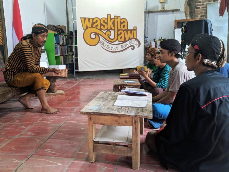 BERBAGI. Pengasuh Pesantren Waskita Jawi Muhamad Zizulhak Samsul Falaqi bicara di depan santri. Selain mengajarkan ilmu agama, pesantren ini juga mengajarkan santri hidup mandiri. Foto: Gayuh S.
