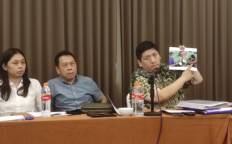 Pengacara Slamet Utomo, Rudy Santoso bersama Erick Santoso (kanan) dan Siwi menunjukkan bukti upaya Hery untuk menguasai warisan.