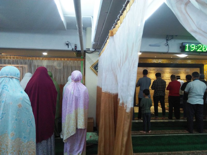 TARAWIH. Jemaah salat tarawih di Masjid Al Hijrah Royal Plaza Surabaya, Kamis 9 Mei 2019. Pada bulan ramadan, pengunjung pusat perbelanjaan menyempatkan diri untuk tetap beribadah. Foto: Lathifiyah.