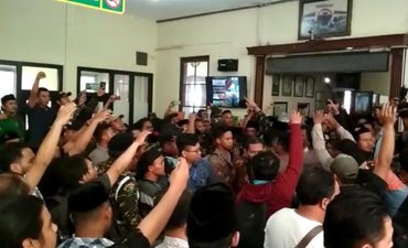 Banser dan FPI Bersitegang Saat Sidang Gus Nur banser-dan-fpi-bersitegang-saat-sidang-gus-nur