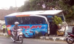 Bus Jurusan Blitar Hantam Pagar Rumah, Seluruh Penumpang Selamat bus-jurusan-blitar-hantam-pagar-rumah-seluruh-penumpang-selamat
