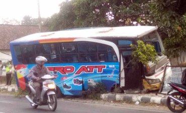 Bus Jurusan Blitar Hantam Pagar Rumah, Seluruh Penumpang Selamat bus-jurusan-blitar-hantam-pagar-rumah-seluruh-penumpang-selamat