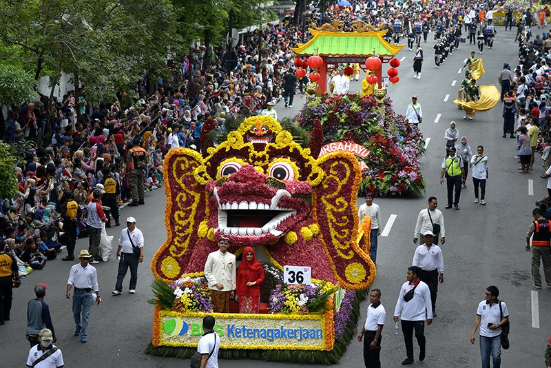 Momen ketika HJKS saat menggelar Surabaya Vaganza. Parade budaya dan pawai bunga ketika digelar di sepanjang Jalan Tunjungan sampai Alun-Alun Surabaya