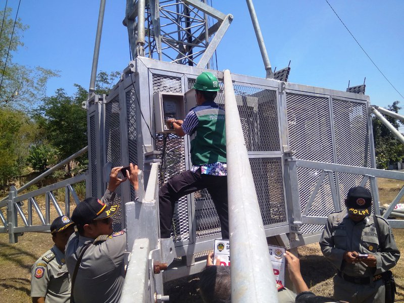 PUTUS. Petugas PLN memutus aliran listrik ke menara operator seluler ilegal yang berdiri di Desa Darmorejo, Kecamatan Mejayan, Kabupaten Madiun, Rabu 2 Oktober 2019. FOTO.Nd.Nugroho