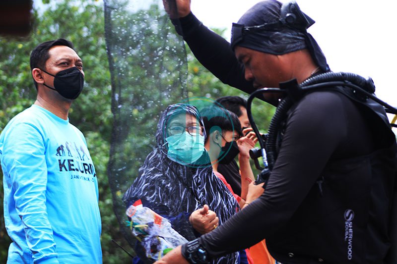 JATIMNET.COM EDULI LINGKUNGAN- Para penyelam menunjukan sampah kepada Wakil Bupati Situbondo, Ny. Hj. Khorani, usai bersih-bersih laut di objek wisata pasir putih, Kecamatan Bungatan, Kabupaten Situbondo