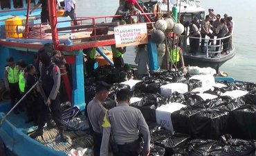 Ribuan Surat Suara Disebrangkan dari Probolinggo ke Gili Ketapang ribuan-surat-suara-disebrangkan-dari-probolinggo-ke-gili-ketapang