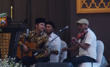 Halalbihalal, Emil Dardak Mainkan Gitar Bawakan Lagu Ebiet G Ade halalbihalal-emil-dardak-mainkan-gitar-bawakan-lagu-ebiet-g-ade
