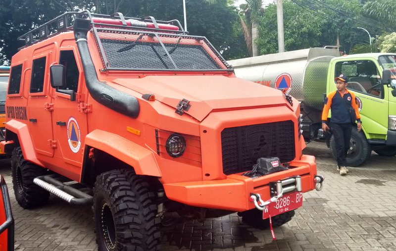 MOBIL KHUSUS. Mobil anti banjir ini mampu melaju meski terendam air sedalam 1,5 meter dan medan berlumpur. Foto: Agus S.
