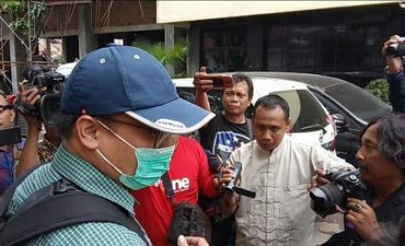 Penyidik KPK Tinggalkan Mapolda Jatim Usai Periksa Ketum PPP penyidik-kpk-tinggalkan-mapolda-jatim-usai-periksa-ketum-ppp