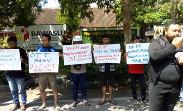 Mahasiswa Tuntut Kasus Politik Uang di Ponorogo Diusut Tuntas mahasiswa-tuntut-kasus-politik-uang-di-ponorogo-diusut-tuntas