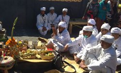 Sucikan Diri Jelang Kasada, Warga Suku Tengger Gelar Melasti sucikan-diri-jelang-kasada-warga-suku-tengger-gelar-melasti