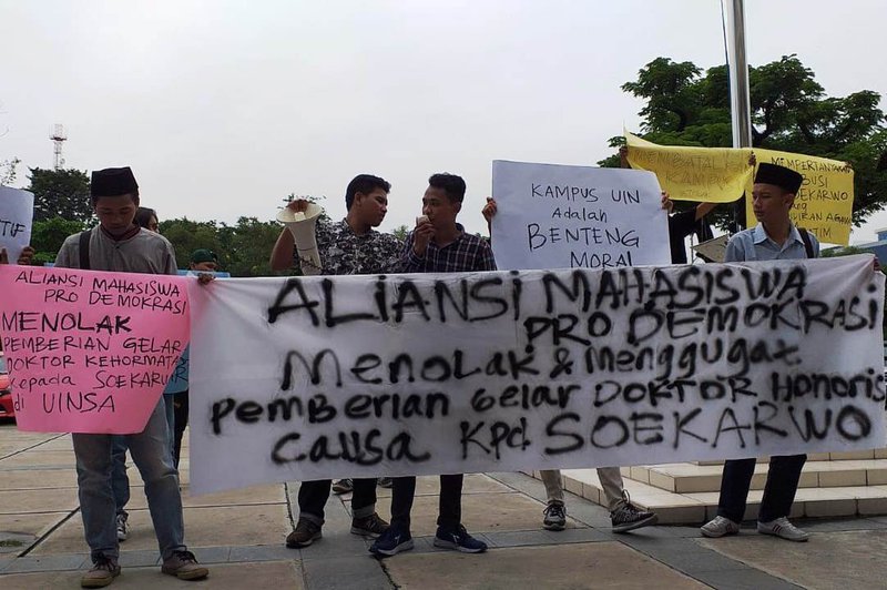 TOLAK DOKTOR. Aliansi Mahasiswa Pro Demokrasi berdemonstrasi menolak pemberian gelar Doktor Honoris Causa pada Soekarwo, Selasa 26 Maret 2019. Mereka menilai akademisi telah terjebak politik pragamatis. Foto: IST.