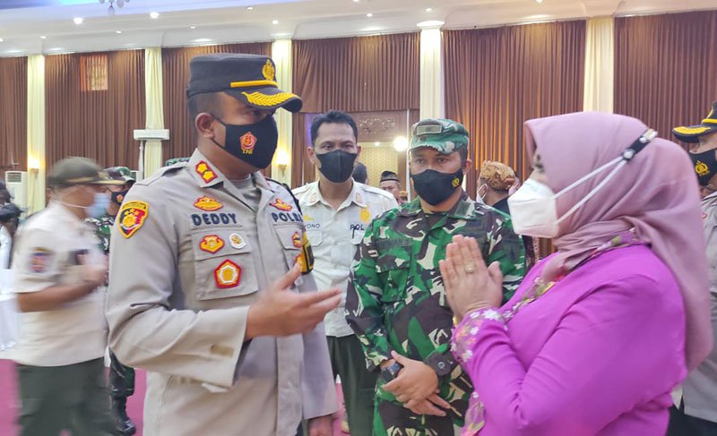 Plt, Kepala Sekolah SMAN 1 Puri Herni Sudar Peristiwanti saat meminta maaf ke Tim Satgas Covid-19 Kota Mojokerto. Foto : Kari