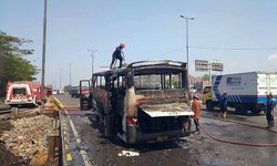 Bus Akas Terbakar di Pintu Keluar Tol Sidoarjo bus-akas-terbakar-di-pintu-keluar-tol-sidoarjo
