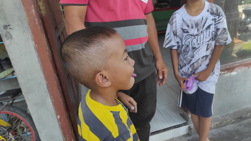 Sulton bersama kakaknya saat ditemui di kediamannya. Orang tuanya menanti kepastian jadwal operasi dari rumah sakit rujukan di Surabaya. Foto: Taufiqur Rachman