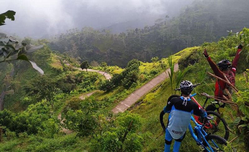 GOWES PUNCAK GUNUNG: Gowes saat ini menjadi tren, karena bisa menjaga imun di tengah pandemi. Apalagi gowes sambil menikmati keindahan alam seperti di Puncak Gunung Gajah, Ponorogo. Foto: Dokumen Prib