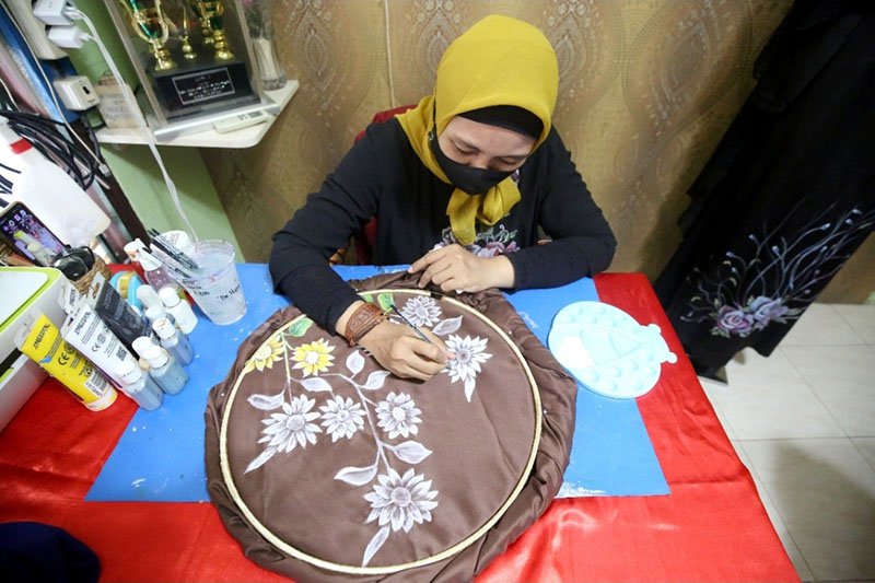UMKM Verrinza Design & Art yang bergerak dalam bidang fashion di saat jelang lebaran Hari Raya Idulfitri tahun 2021 ini sedang kebanjiran order
