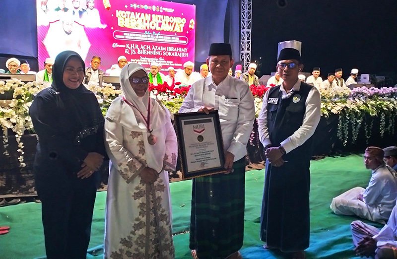 Wakil Bupati Situbondo, Ny. Hj. Khoirani dan Sekretaris Daerah, Wawan Setiawan saat menerima anugerah piagam MURI, Jumat, 14 Juli 2023.