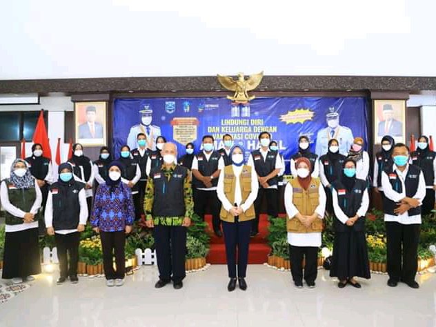 VAKSINASI. Sejumlah Tokoh Publik di Kabupaten Probolinggo, yang ikut serta proses vaksinasi Covid-19. Foto : DISKOMINFO.