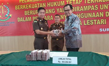 Kejari Surabaya Sita Rp443 Juta Dari Empat Tersangka Korupsi kejari-surabaya-sita-rp443-juta-dari-empat-tersangka-korupsi-1558661687