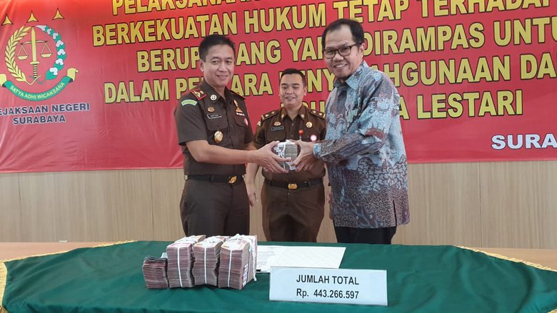 Kejari Surabaya Sita Rp443 Juta Dari Empat Tersangka Korupsi kejari-surabaya-sita-rp443-juta-dari-empat-tersangka-korupsi-1558661687