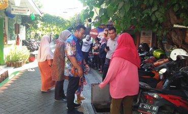 Warga Genteng Surabaya Pamerkan Inovasi Kolam Ikan pada Pemerintah Malaysia warga-genteng-surabaya-pamerkan-inovasi-kolam-ikan-pada-pemerintah-malaysia