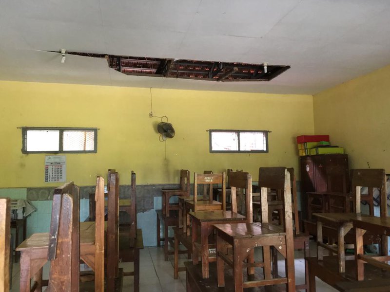 TAK DIPERBAIKI. Plafon ruang kelas IV SDN Kranggan 2 Kota Mojokerto. 15 gedung SD di kota itu rusak tapi tapi tak mendapat kucuran dana perbaikan dari pemerintah. Foto: Karina