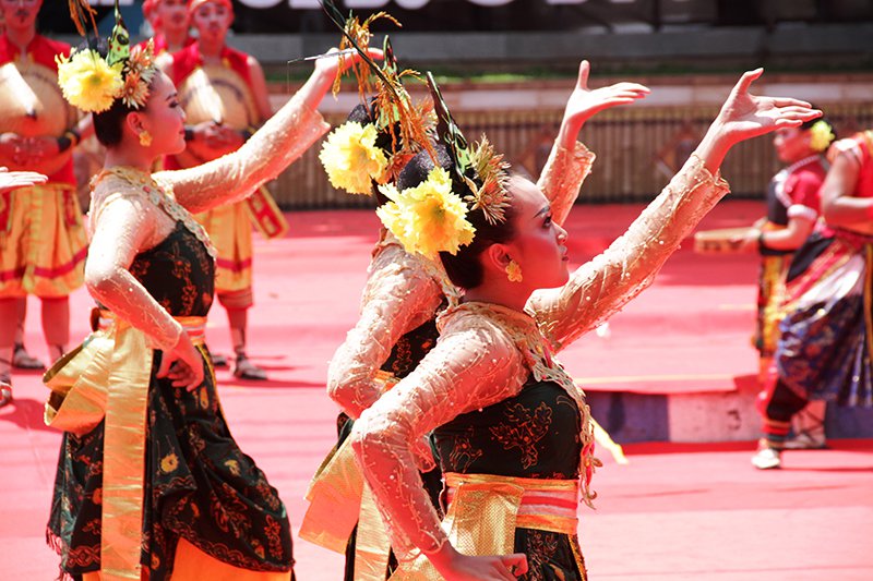 TARI NYONTENG: Tari budaya khas Kecamatan Besuki, Kabupaten Situbondo yang diperagakan saat acara Situbondo Ethnic Festival (SEF), Sabtu, 26 November 2022. FOTO. Hozaini