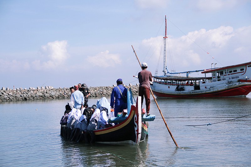 Para santri menuju kalap layar motor yang akan mengakut mereka pulau Sapudi, Kabupaten Sumenep, Madura