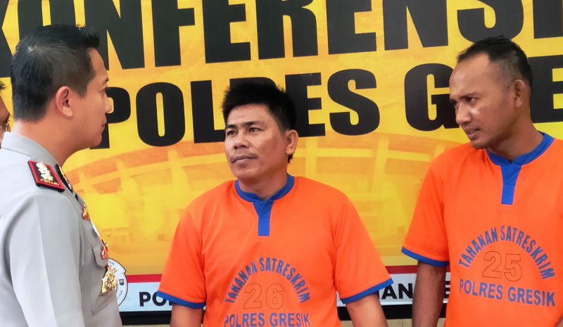 TERSANGKA. Kapolres Gresik AKBP Kusworo Wibowo menginterogasi Rohman dan Sugianto, dua dari tujuh tersangka pembunuhan Mulla, dalam gelar perkara di kantornya, Kamis 9 Januari 2020. Foto: Agus