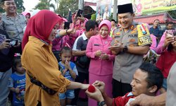 Pemuda Ini Melamar Kekasihnya di Depan Mapolres Blitar pemuda-ini-melamar-kekasihnya-di-depan-mapolres-blitar