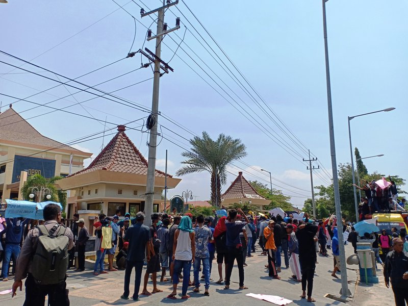 BLOKADE. Massa melanjutkan demonstrasi di depan gedung DPRD Kabupaten Probolinggo, Senin 14 Oktober 2019. Foto: Zul.