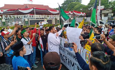 Didemo Mahasiswa, Wali Kota Probolinggo Protes Materi Poster didemo-mahasiswa-wali-kota-probolinggo-protes-materi-poster