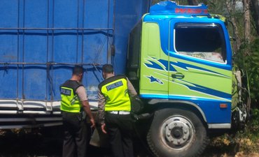 Ditlantas Polda Jatim Olah TKP Kecelakaan Beruntun di Hutan Baluran ditlantas-polda-jatim-olah-tkp-kecelakaan-beruntun-di-hutan-baluran