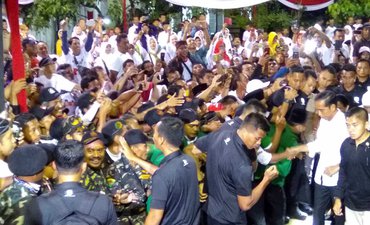 Hujan, Jokowi Tak Dicegat Banyak Warga Saat di Ngawi hujan-jokowi-tak-dicegat-banyak-warga-saat-di-ngawi