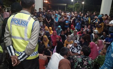 Demonstran PPDB Minta Ikhsan Video Call Jokowi dan Risma demonstran-ppdb-minta-ikhsan-video-call-jokowi-dan-risma