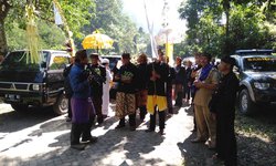 Warga Suku Tengger Lakukan Mendak Tirta Sebelum Yadnya Kasada warga-suku-tengger-lakukan-mendak-tirta-sebelum-yadnya-kasada