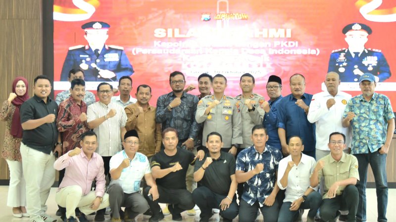 Kapolres Gresik AKBP Rovan Richard Mahenu dan Wakapolres Kompol Danu Anindhito Kuncoro Putro saat berfoto bersama para kades usai silaturahmi