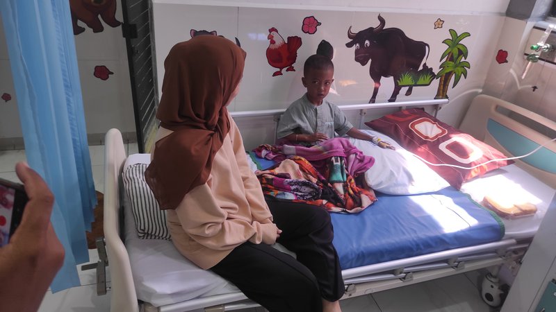 Sulton, bocah 7 tahun asal Jombang saat mendapat perawatan intensif jelang operasi untuk mengatasi kelainan jantung bawaannya. Foto: Taufiqur Rachman