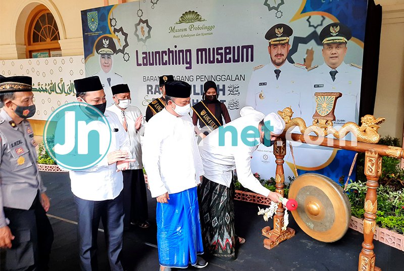 PERESMIAN MUSEUM: Wali Kota Probolinggo Hadi Zainal Abidin memukul gong sebagai diresmikannya museum, barang-barang peninggalan sejarah islam. Foto: Zulkiflie