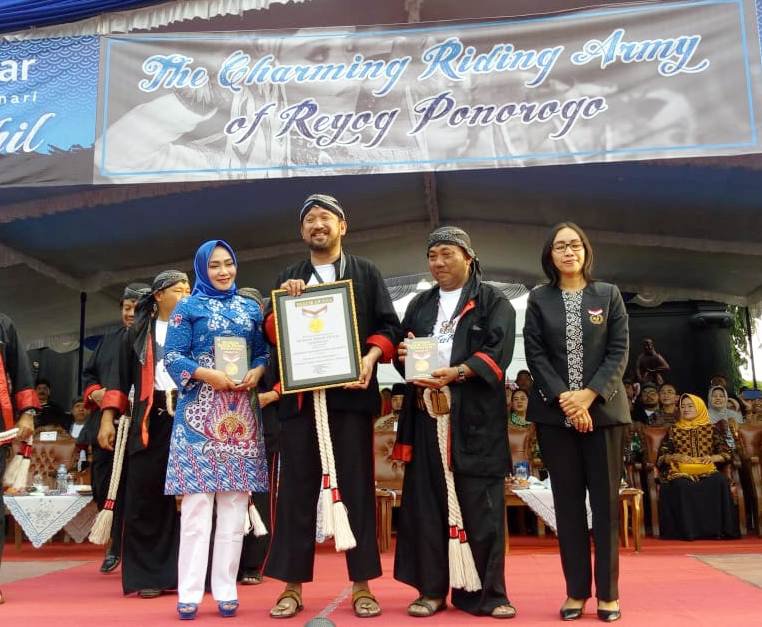Bupati Ponorogo Ipong Muchlissoni memperlihatkan sertifikat rekor muri. Foto: Gayuh.