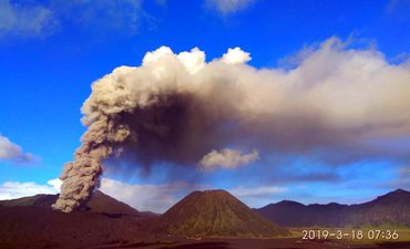 Tinggi Kolom Abu Vulkanik Bromo Mencapai 1.500 Meter tinggi-kolom-abu-vulkanik-bromo-mencapai-1-500-meter